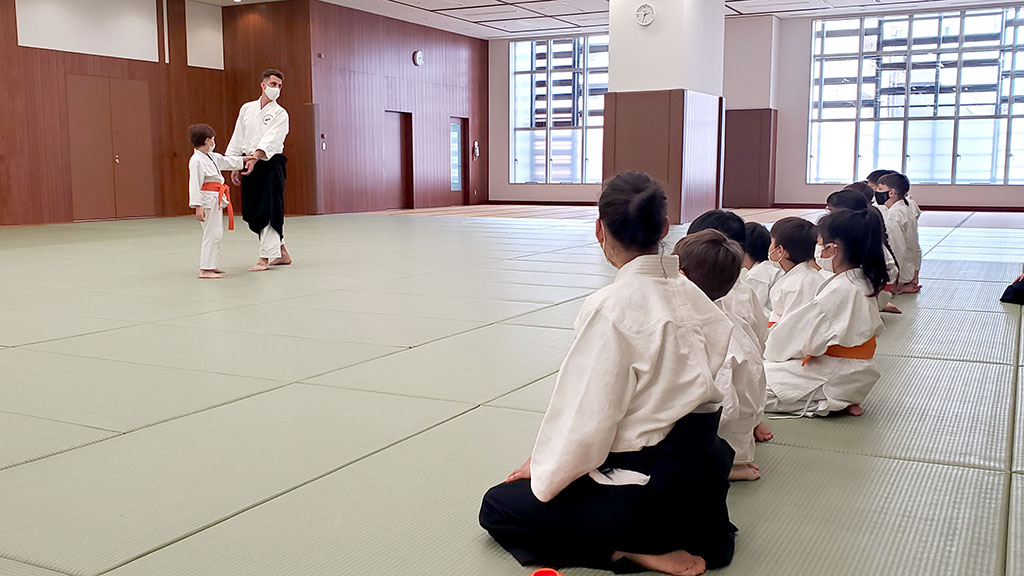 Les élèves de Yokohama AikiDojo assistent à leur premier séminaire d'aïkido à Tokyo
