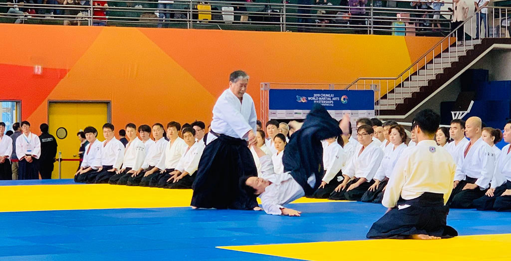 Daehyun Yoon Sensei, the technical director of the Korean federation, demonstrating with his students.