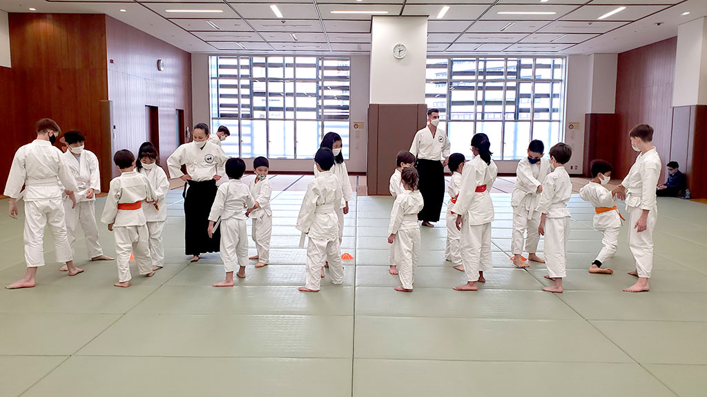 Zenten Aikido’s Andrew and his assistants pair up students so that they get to practice with the largest range of people possible, especially with those of other dojos.