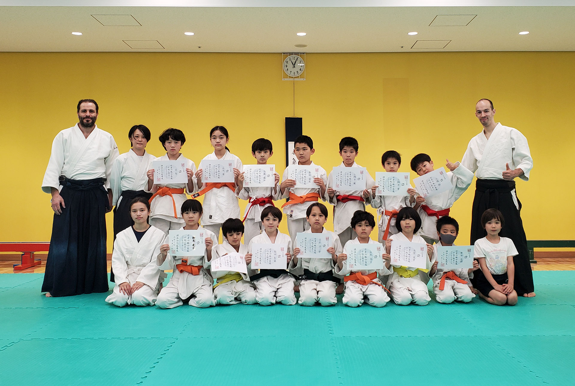 Seize enfants obtiennent un nouveau grade avec succès lors des examens annuels kyu
