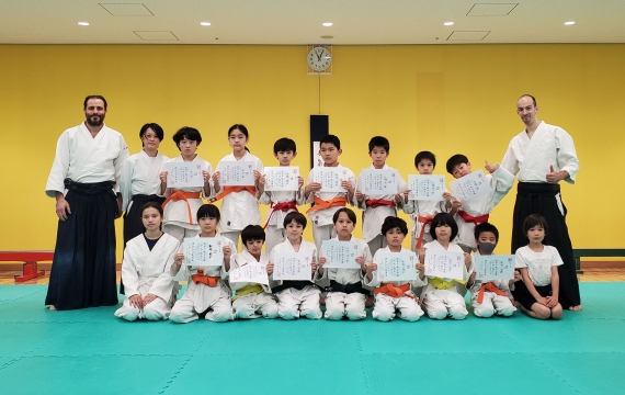Seize enfants obtiennent un nouveau grade avec succès lors des examens annuels kyu