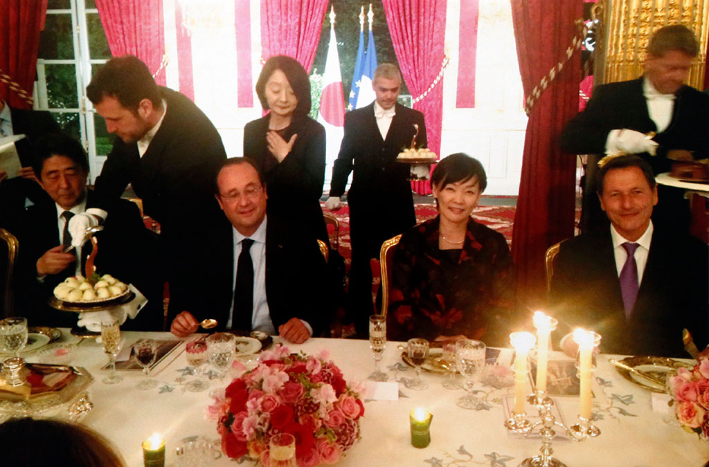 安倍晋三首相のエリゼ宮での夕食会（２０１４年） 。左から右へ。安倍晋三氏、、フランソワ・オランド氏、安倍昭恵氏、ティシエ師範。