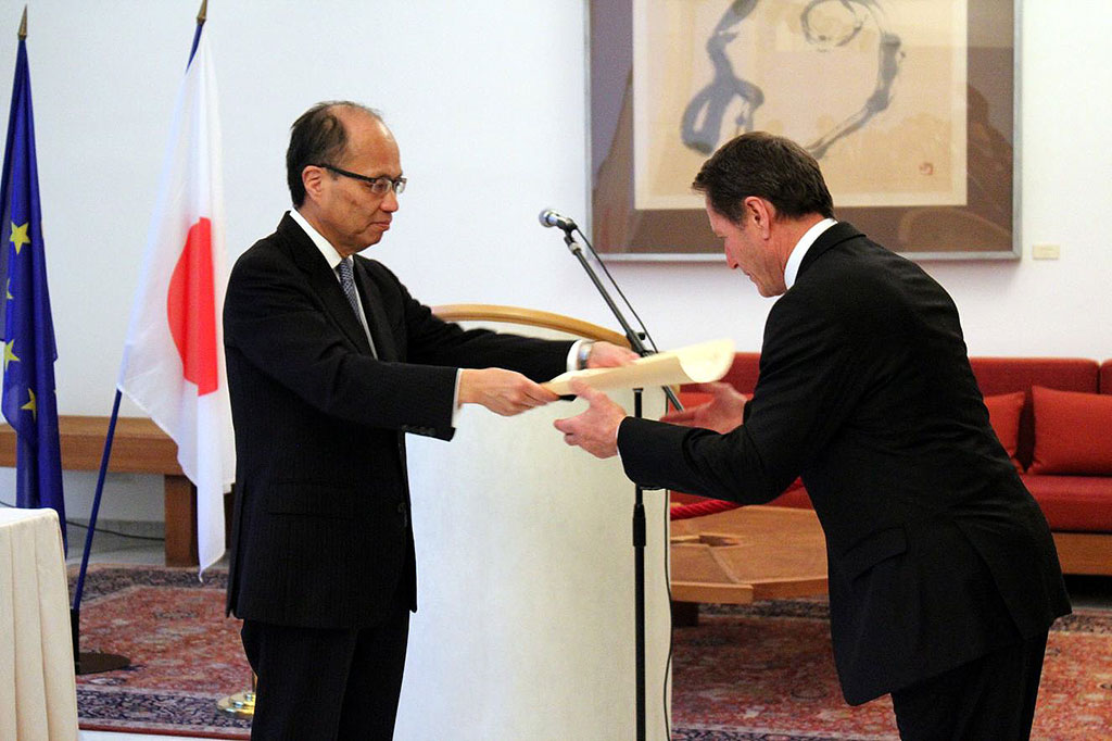 外務大臣表彰を受けるティシエ師範（２０１２年）。