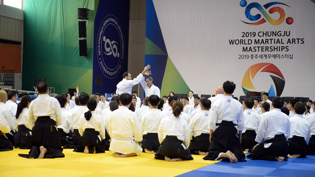２０１９年に韓国で開催された「Chungju World Martial Arts Masterships」で指導するティシエ師範（受け：ギヨーム・エラール）。
