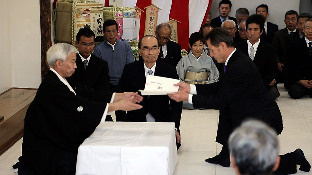 鏡開き式で植芝守央道主から八段の証書を受け取るティシエ師範（２０１６年）。