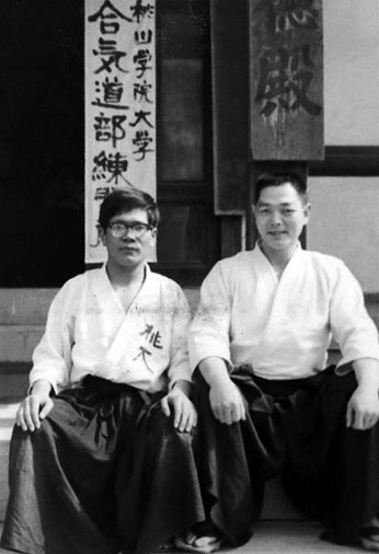 桃山学院大学合気道部の前で、小林師範（左）と小林弘和師範（右）。