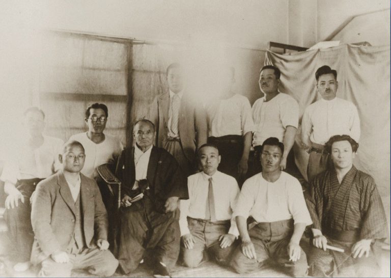 前列左から：久琢磨、武田惣角、原田文三郎、吉村義照。後列左から三番目に武田時宗、一人おいて中津平三郎、河野哲男。