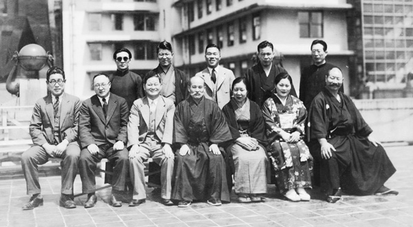大阪朝日新聞社前にて弟子たちと。前列中央に植芝盛平、その向かって左隣に久琢磨（１９３５年）
