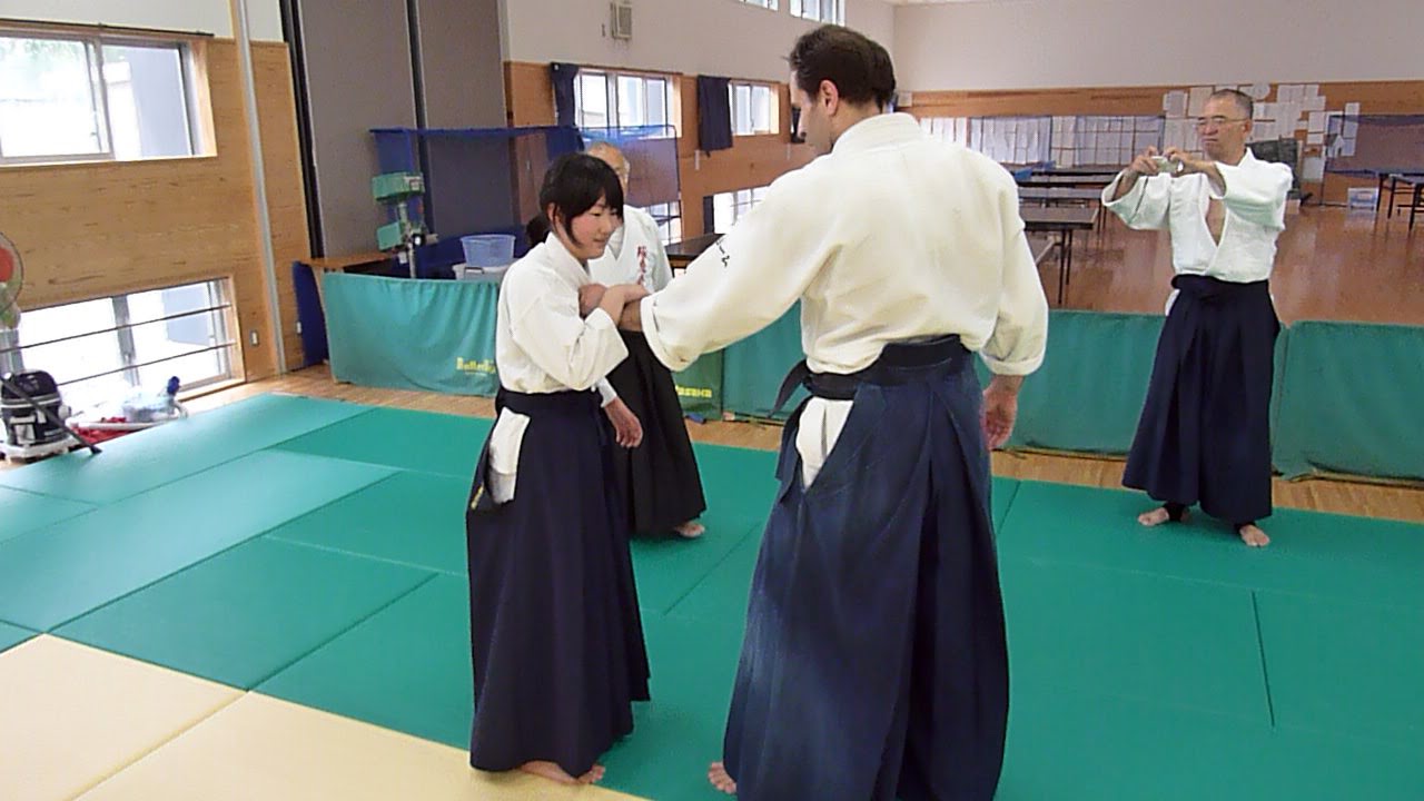 子供と大人が一緒に稽古する。この小さな少女の名前はサキちゃん。その技量の素晴らしさに感心するしかない。